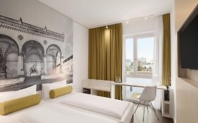 Super 8 by Wyndham München City North